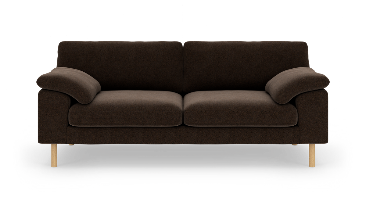 Mørkebrun 2-personers sofa med bløde armlæn og træben, frontview på hvid baggrund.