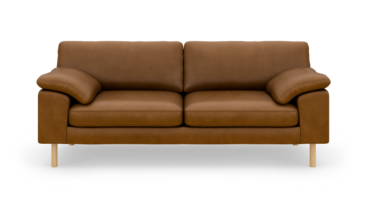 Brun lædersofa med to sædehynder og træben, fotograferet lige forfra på hvid baggrund.