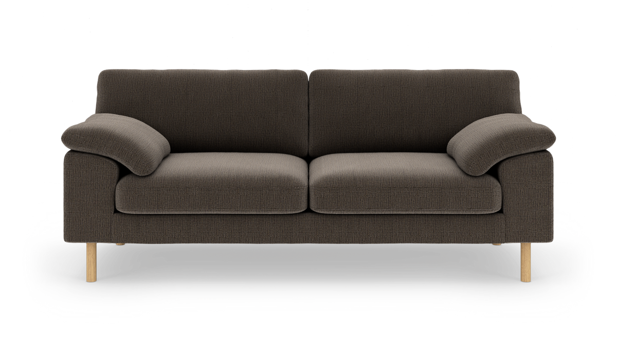 Mørkebrun sofa med to sædehynder, bløde afrundede armlæn og lyse træben, fotograferet lige forfra mod hvid studiobaggrund.