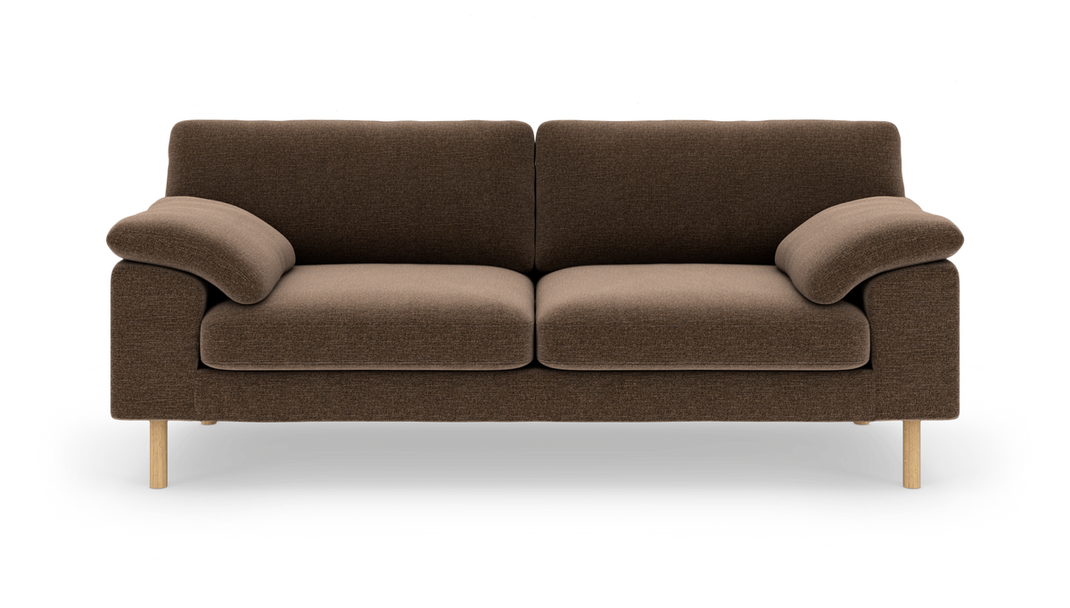 Brun 2-personers sofa med bløde armlæn og træben, frilagt på hvid baggrund.