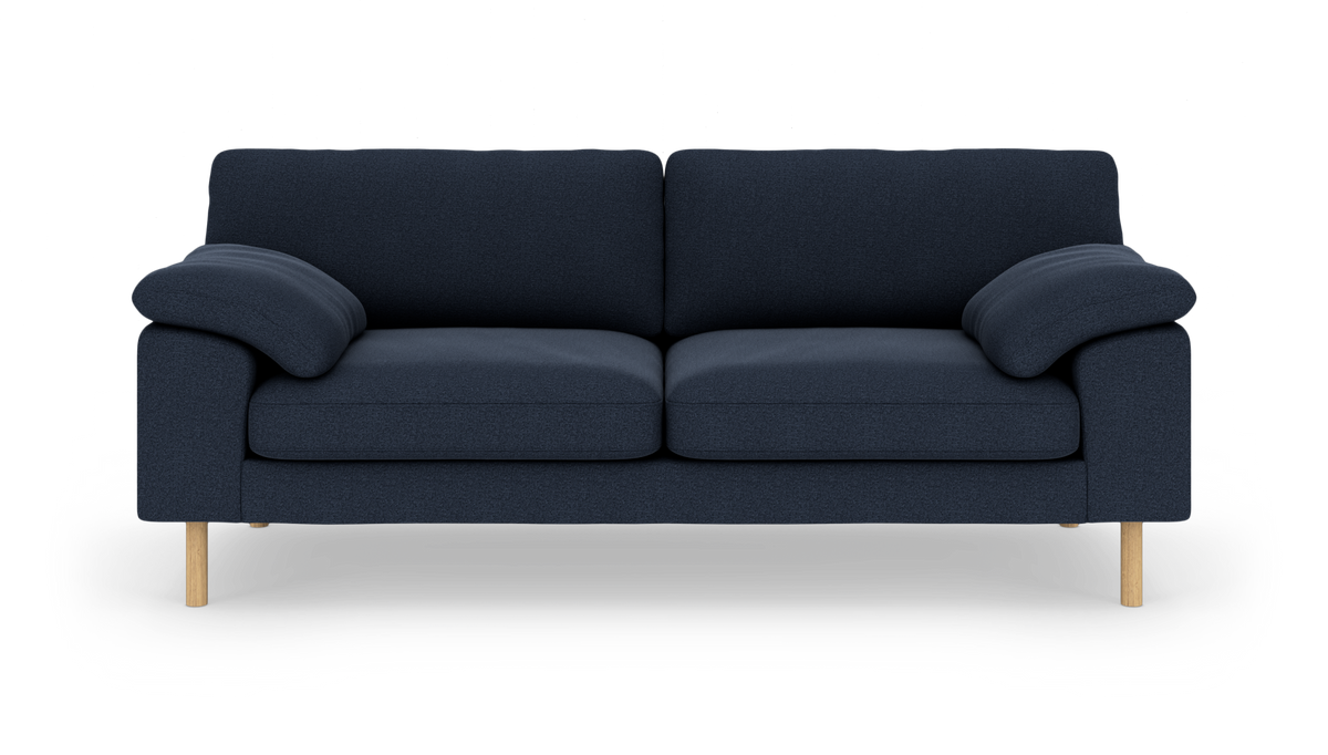 Mørkeblå 2-personers sofa med træben, frontvisning mod hvid baggrund.