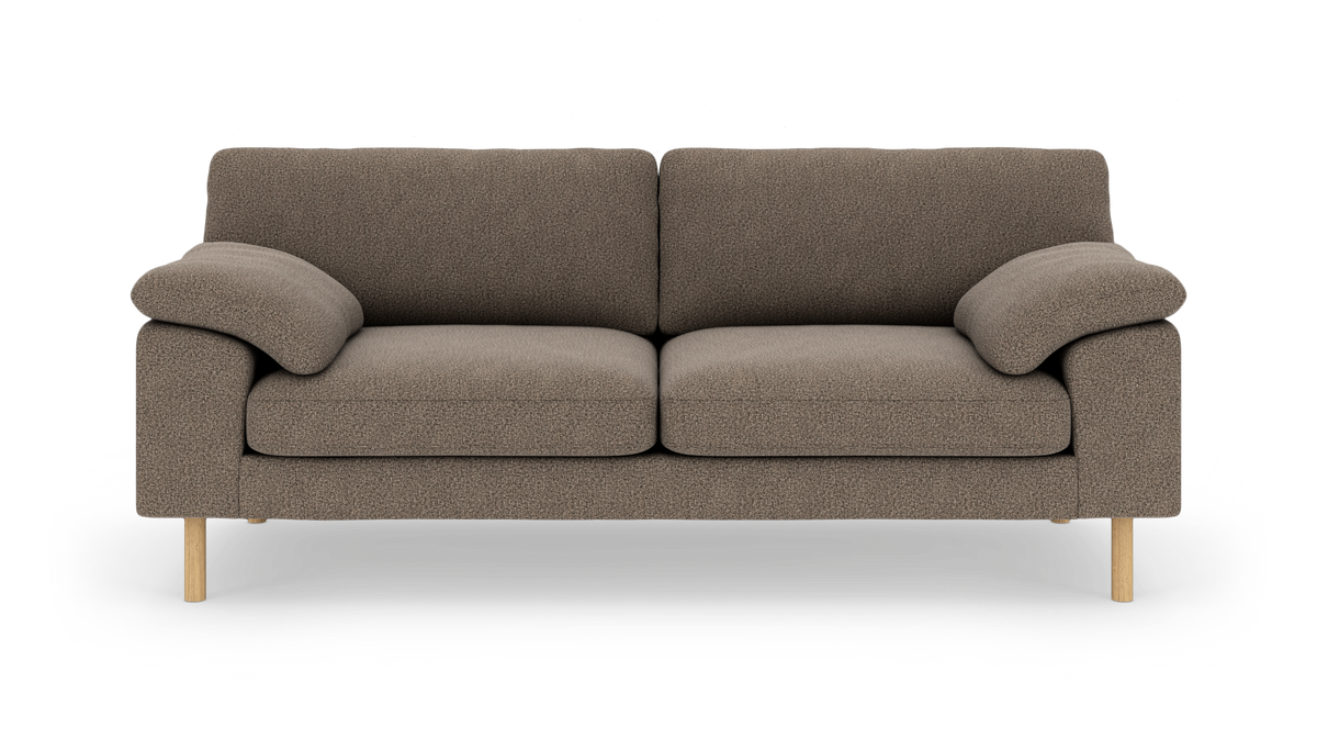 Brun 2-personers sofa med afrundede armlæn og lyse træben, frilagt på hvid baggrund.