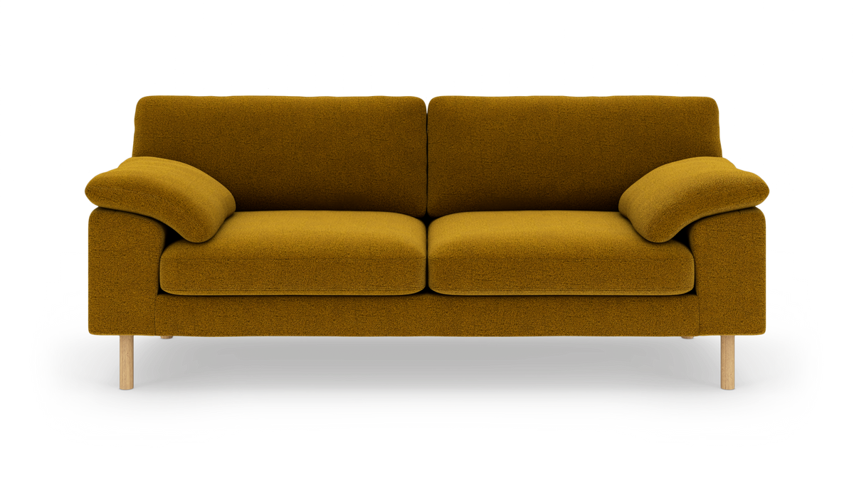 Sennepsgul 2-personers sofa med bløde armlæn og træben set forfra.
