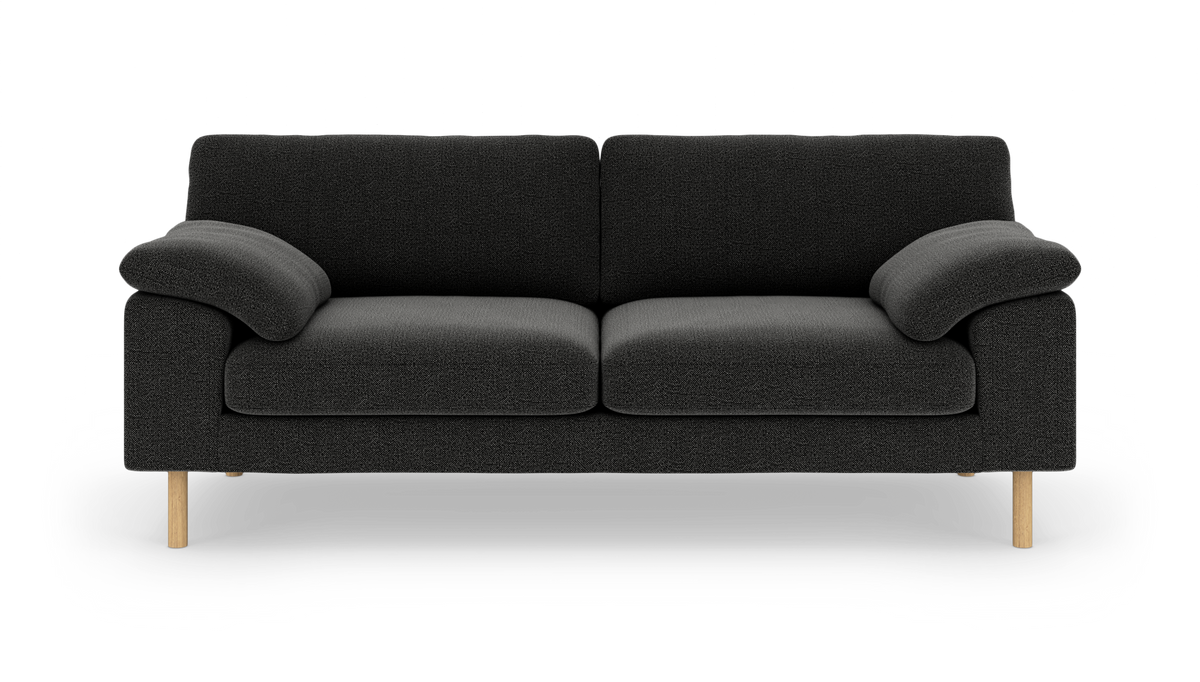 Mørkegrå 2-personers sofa med afrundede armlæn og lyse træben, fotograferet frontalt mod hvid baggrund.