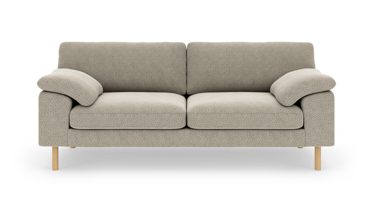 Beige tosæders sofa med bløde armlæn og runde træben, frilagt frontvisning.