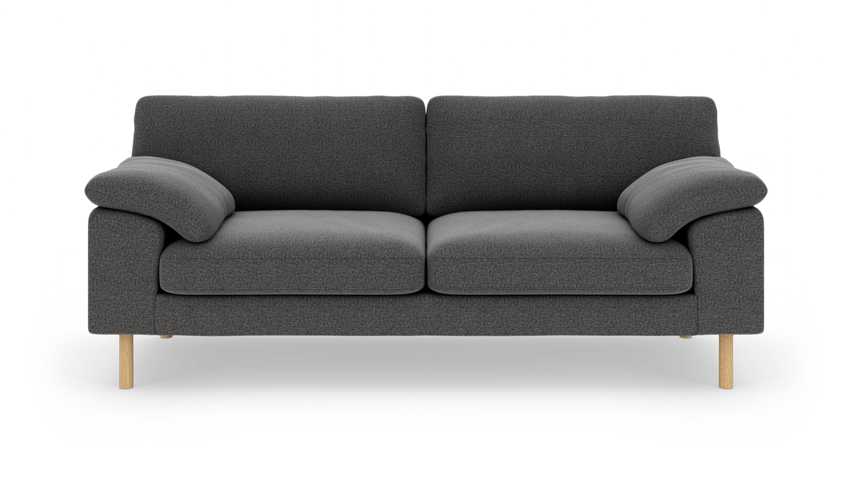 Mørkegrå 2-personers sofa med bløde armlæn og lyse træben, frontvisning mod hvid baggrund.