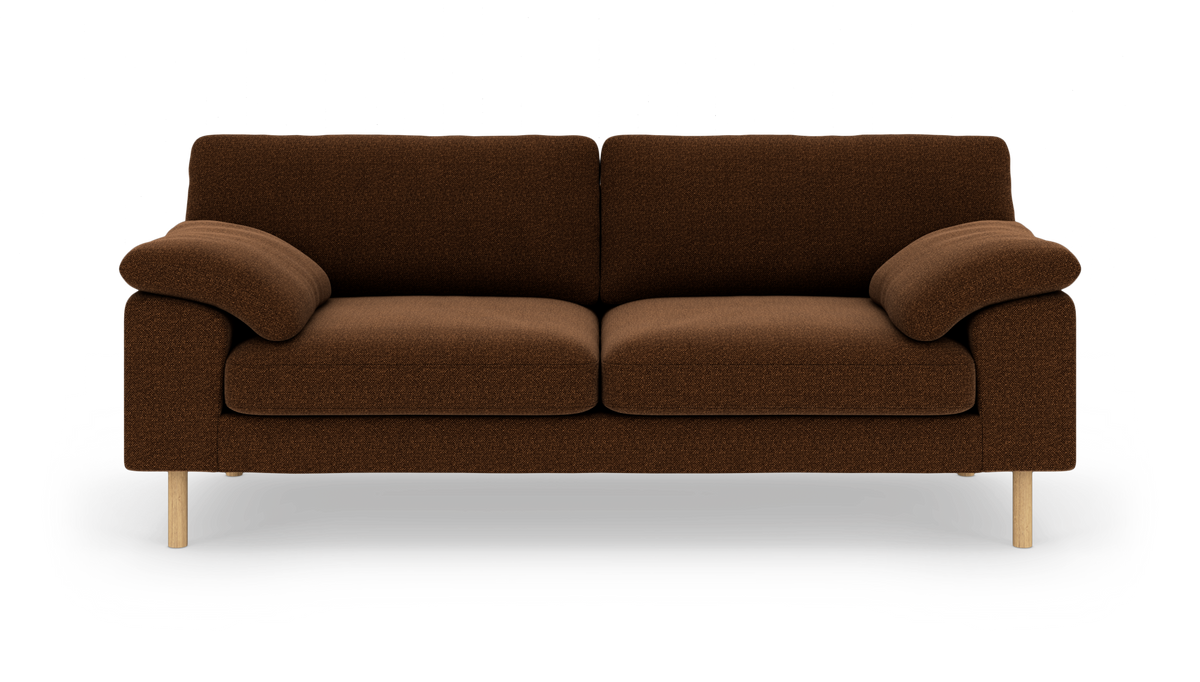 Brun to-personers sofa med afrundede armlæn og lyse træben, frilagt på hvid baggrund.