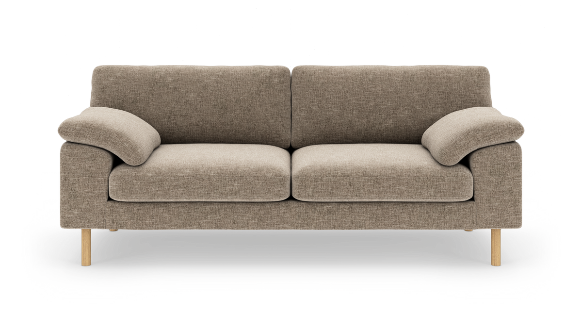 Beige 2-personers sofa med bløde armlæn og lyse træben, set lige forfra på hvid baggrund.