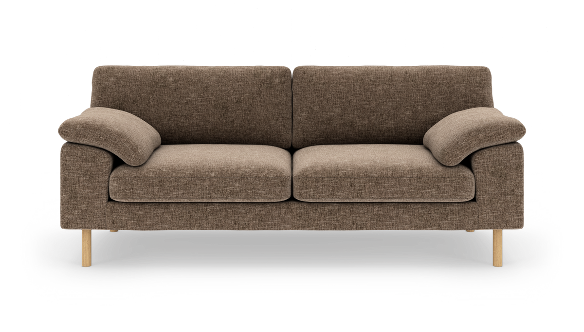 Brun 2-personers sofa i stof med træben, set forfra.
