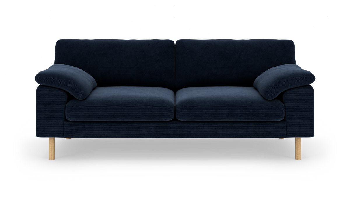 Mørkeblå 2-personers sofa med træben, frontvisning på hvid baggrund.