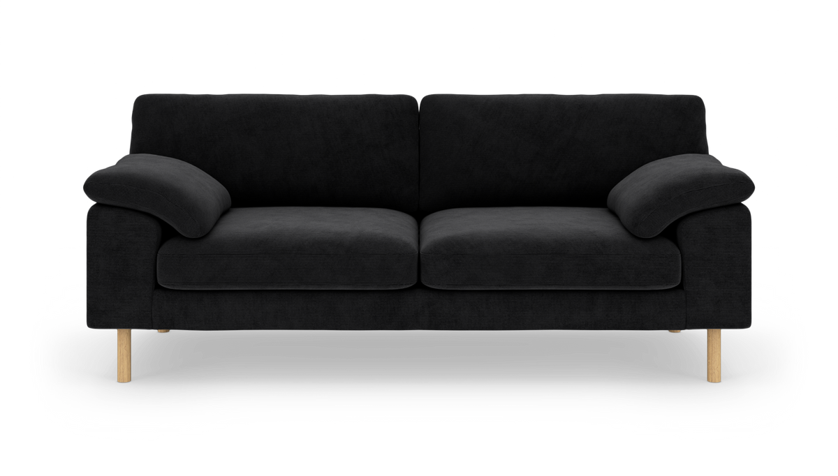 Sort 2-personers sofa med bløde armlæn og træben, frilagt mod hvid baggrund.