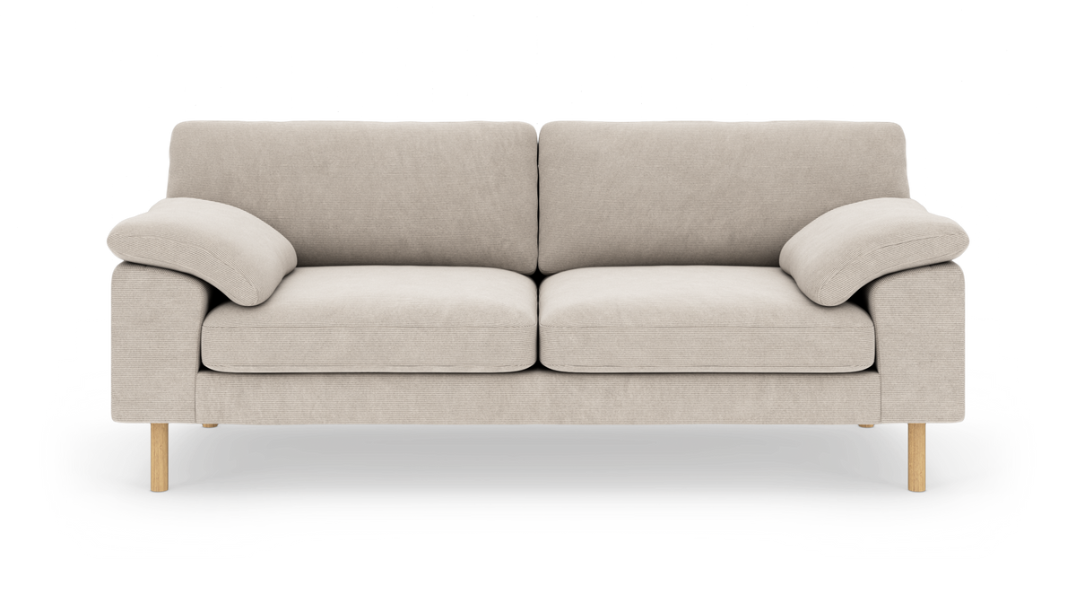 Beige 2-personers sofa med lave armlæn, løse sæde- og ryghynder og lyse træben, frilagt på hvid baggrund.