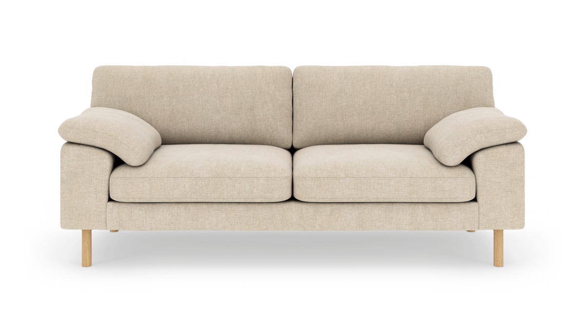 Beige 2-personers sofa med bløde armlæn og træben, set forfra på hvid baggrund.