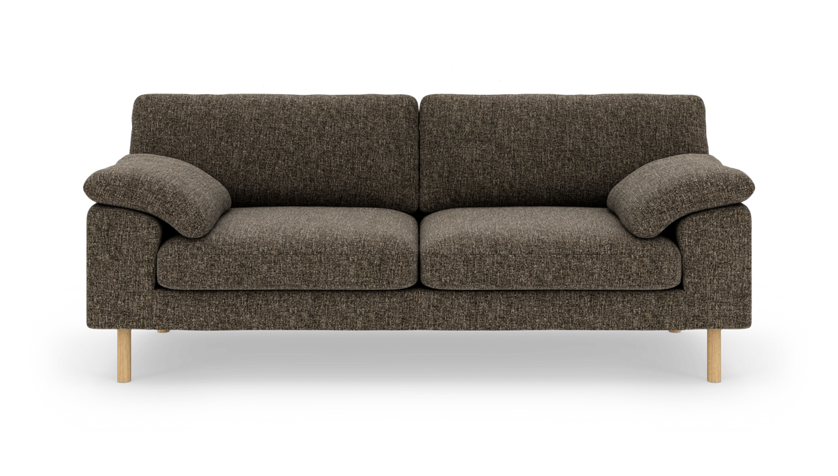 Brungrå 2-personers sofa i tekstil med afrundede armlæn og lyse træben, set lige forfra.