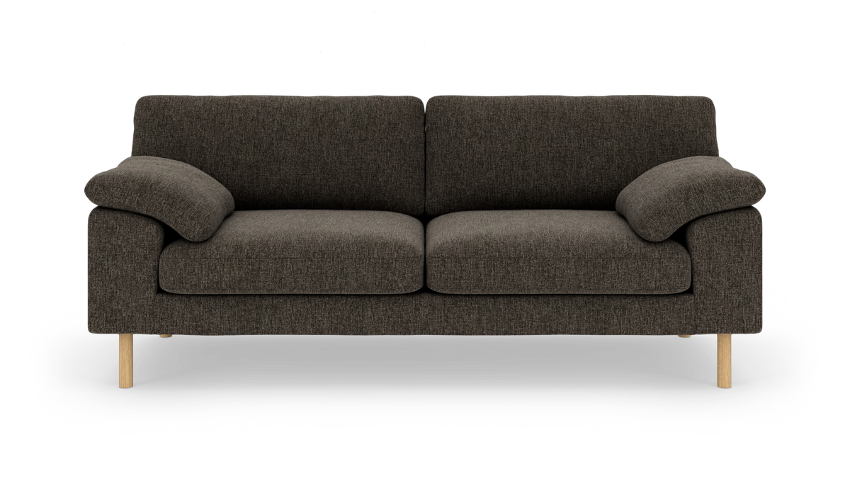 Mørkegrå sofa med træben, fotograferet lige for i et studiemiljø.
