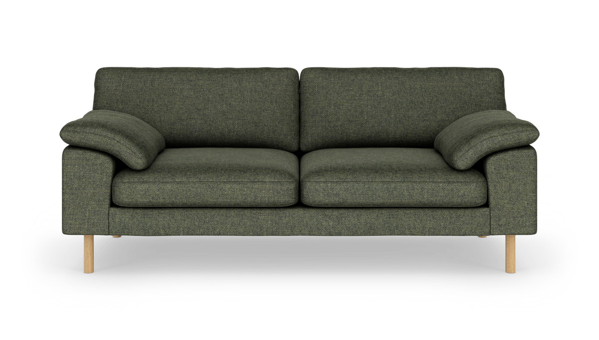 Grøn 2-personers sofa med træben set forfra på hvid baggrund.