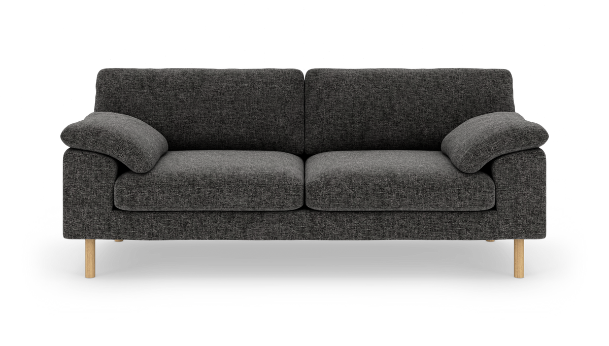 Mørkegrå sofa med træben set forfra på hvid baggrund.