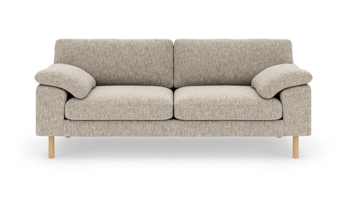Beige 3-personers sofa med bløde armlæn og træben, frilagt på hvid baggrund.