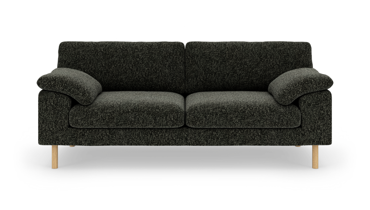 Mørkegrå 2-personers sofa i tekstil med afrundede puder og lyse træben, frilagt forfra.