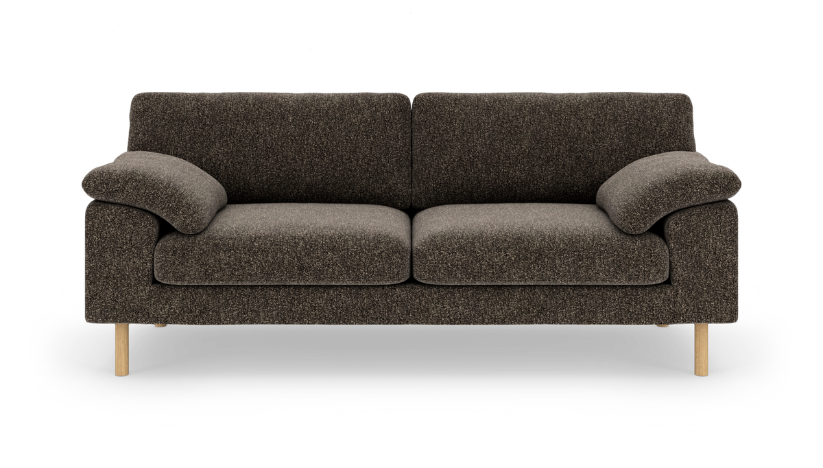 Brun tekstureret tosædet sofa med bløde, afrundede armlæn og lyse træben, set forfra.