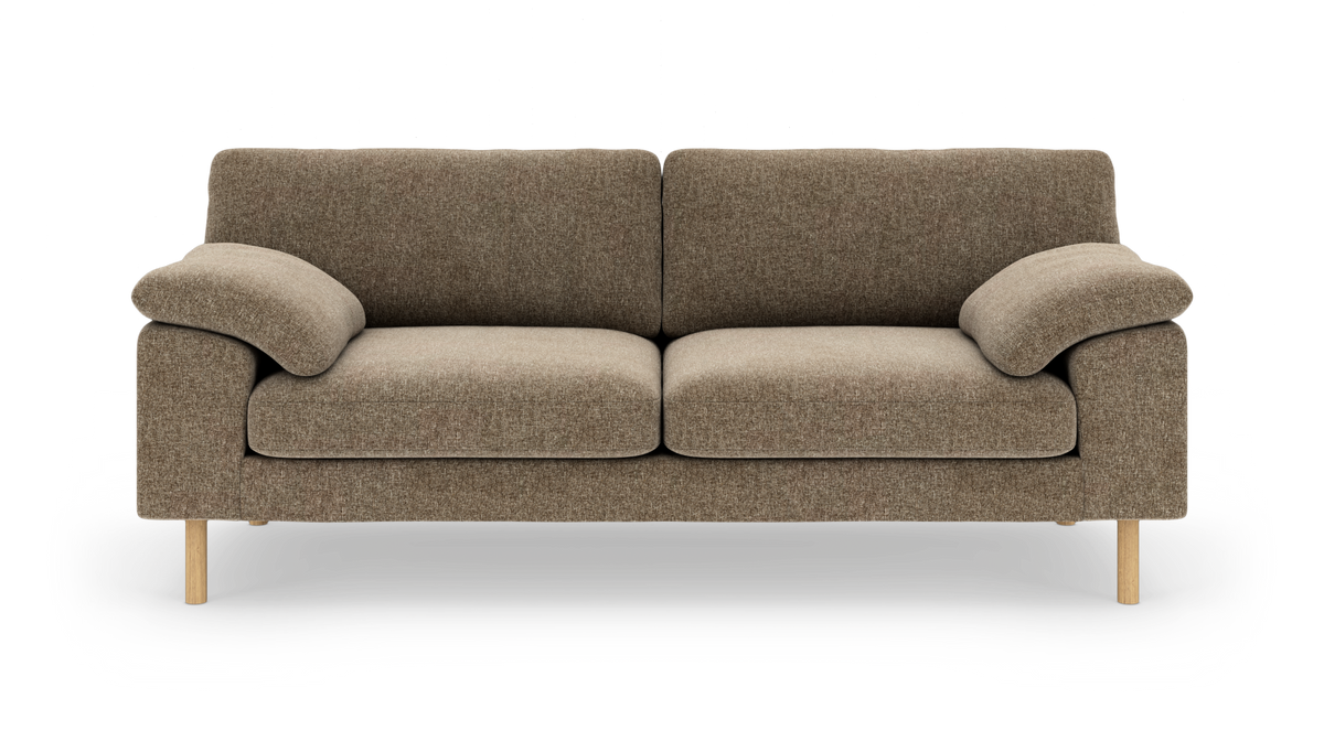 Brun‑beige 2‑personers sofa i stof med træben, frontvisning på hvid baggrund.