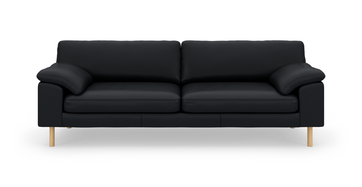 Sort 3-personers sofa med runde træben, set forfra på hvid baggrund.