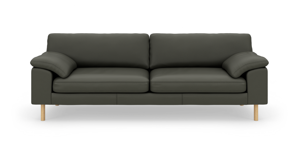 Mørkegrøn 3-personers sofa med bløde armlæn, set forfra på hvid baggrund.