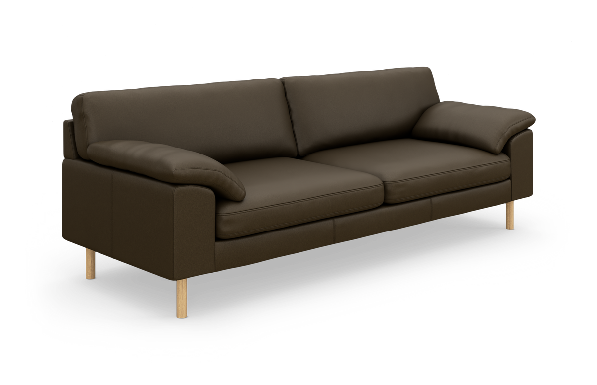 Mørkebrun 3-personers sofa med træben set i skrå vinkel på hvid studiebaggrund.