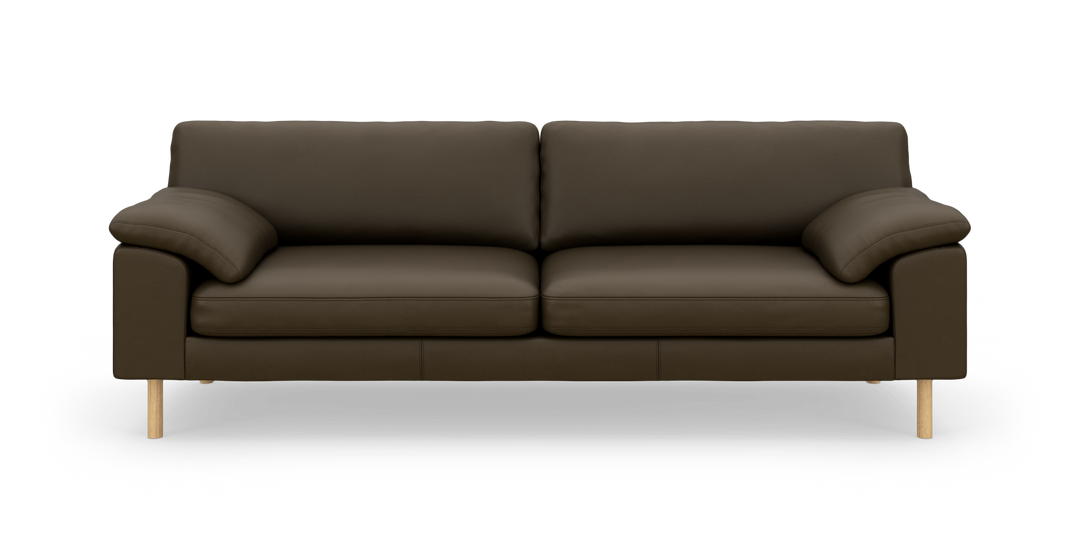 Mørkebrun 3-personers sofa i læderlook med træben, fotograferet frontalt på hvid baggrund.
