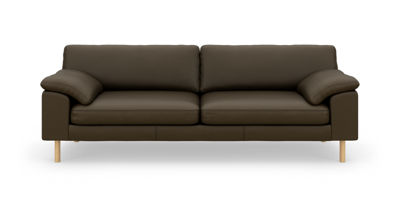 Mørkebrun 3-personers sofa i læderlook med træben, fotograferet frontalt på hvid baggrund._ps