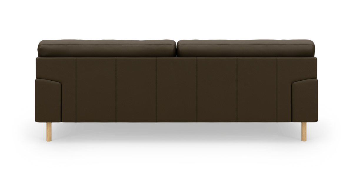 Mørkebrun sofa set bagfra på hvid studiobaggrund med lyse træben.