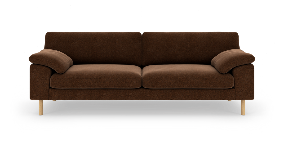 Brun 2‑personers sofa med træben, frontvisning, isoleret på hvid baggrund.