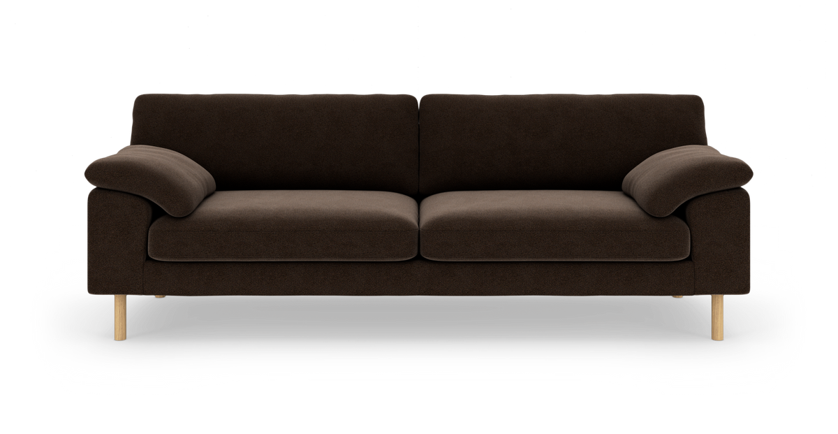 Mørkebrun 3-personers sofa med korte træben, fotograferet forfra mod hvid baggrund.