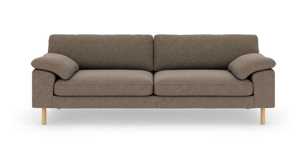Brungrå, polstret sofa med to sædehynder, bløde afrundede armlæn og lyse træben, set forfra mod hvid baggrund.