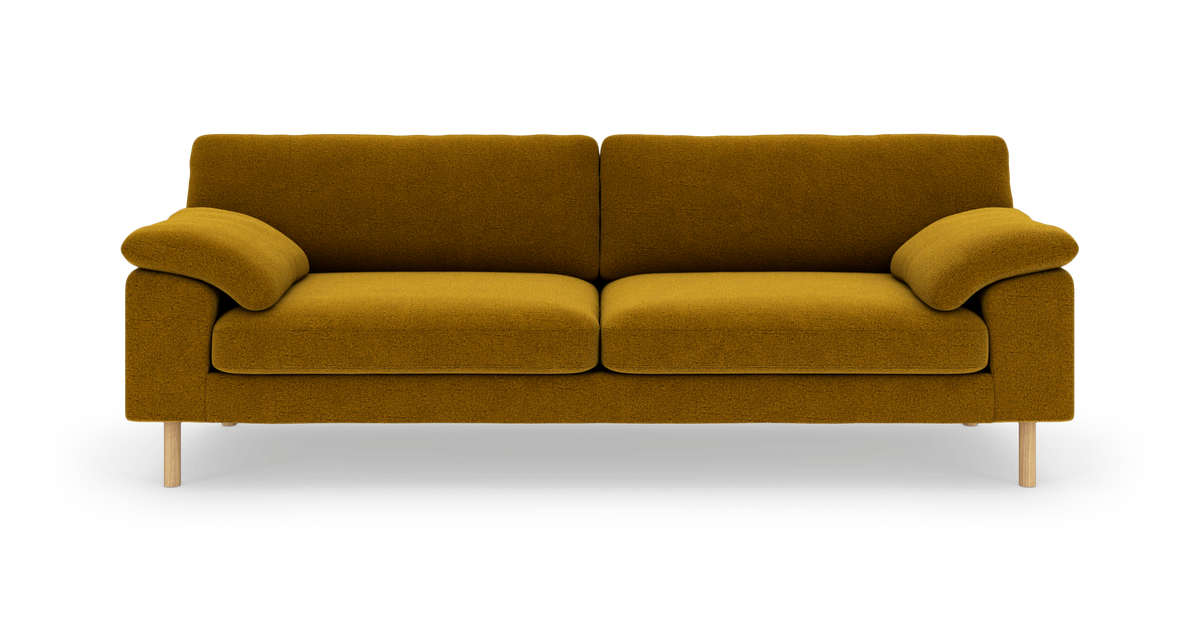 Sennepsgul 3-personers sofa med bløde armlæn og lyse træben, frilagt på hvid baggrund.