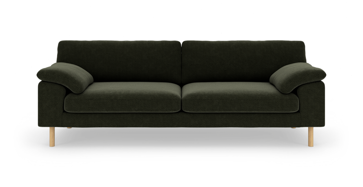 Mørkegrøn 3-personers sofa med afrundede armlæn og lyse træben, frontvisning mod hvid baggrund.