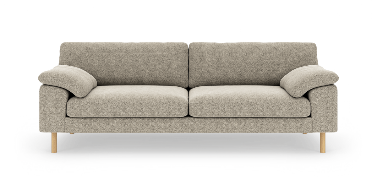 Beige stofsofa med to sædehynder og træben, frontvisning på hvid baggrund.