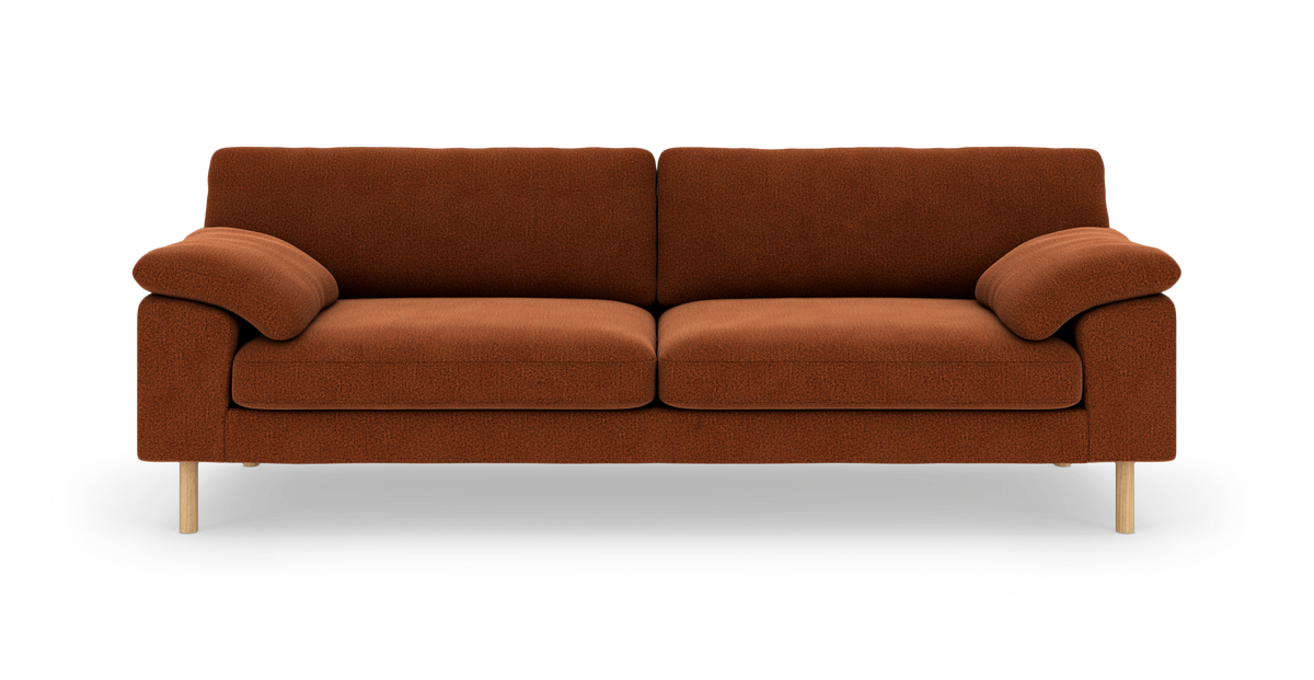 Brun tresædet sofa med afrundede armlæn og træben, frilagt på hvid baggrund.