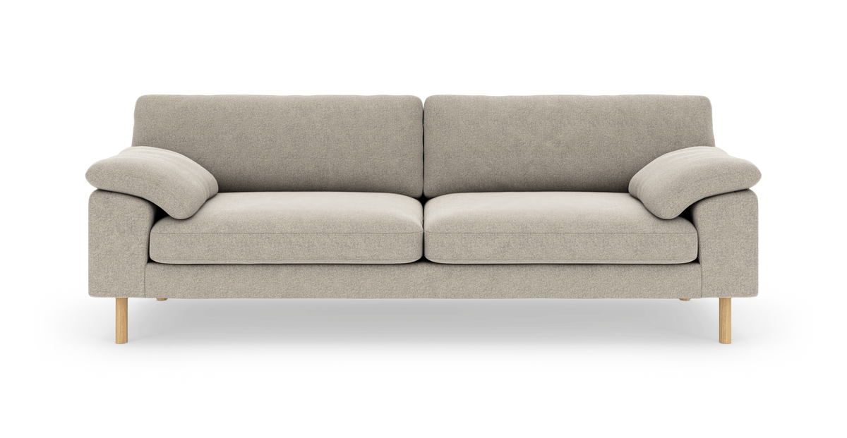 Beige 3-personers stofsofa med afrundede armlæn og lyse træben, set forfra mod hvid baggrund.