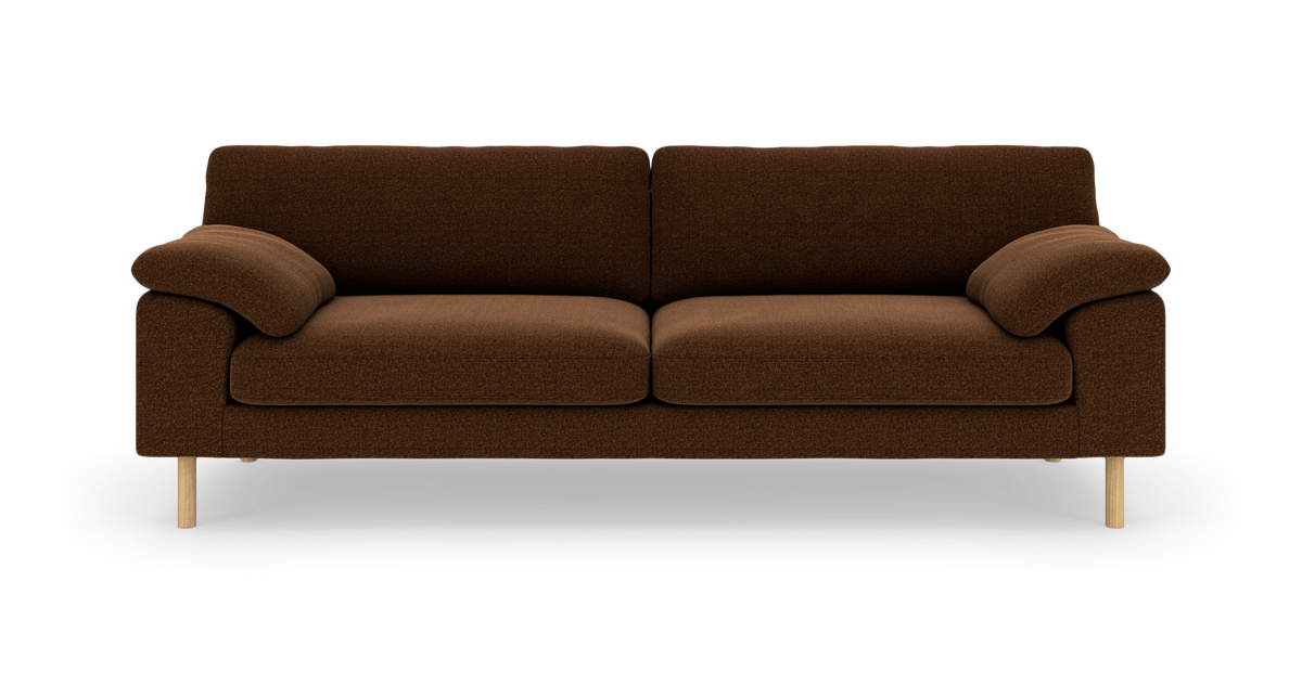 Brun 3-personers sofa med afrundede armlæn og lyse træben, frilagt på hvid baggrund.