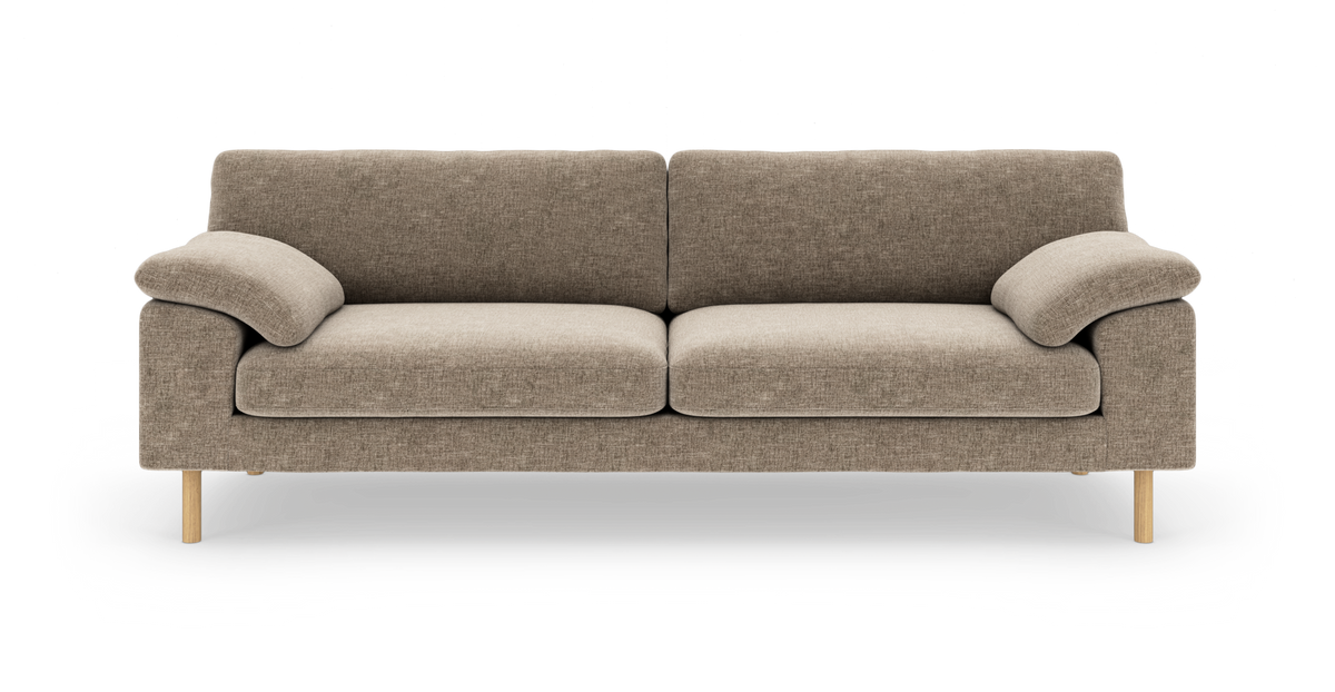 Beige stofsofa med træben, set forfra.
