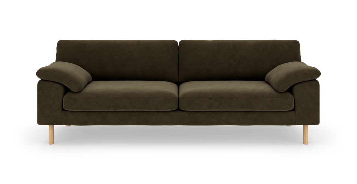 Mørke olivengrøn tresæders sofa med bløde armlæn og lyse træben, frilagt på hvid baggrund.