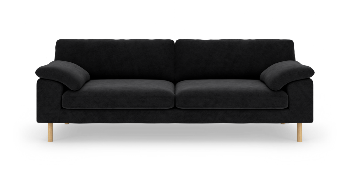 Sort 3-personers sofa med bløde armlæn og lyse træben på hvid baggrund.