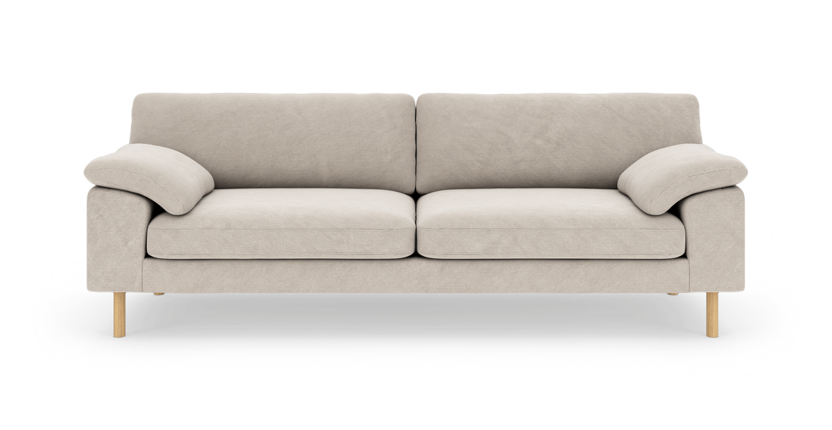 Beige 2-personers sofa med bløde armlæn og runde træben, frilagt på hvid baggrund i frontvisning.