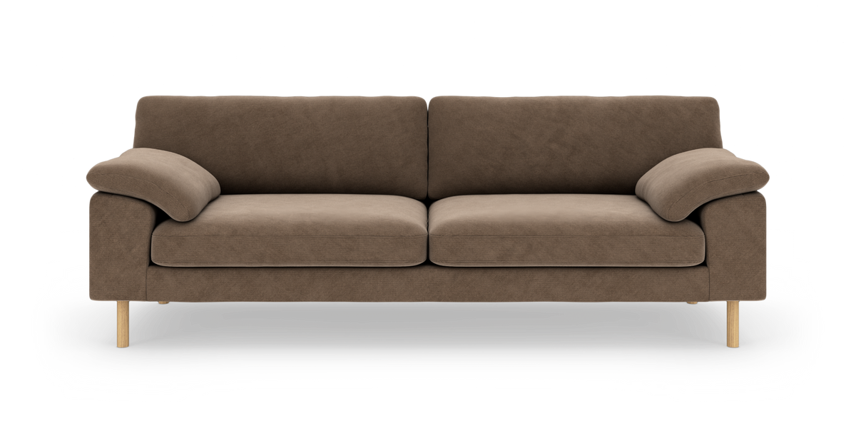 Brun 3-personers sofa med bløde armlænspuder og træben, frilagt på hvid baggrund.