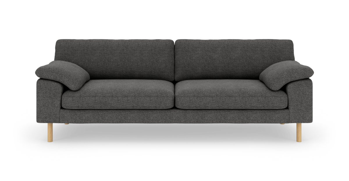 Mørkegrå sofa med to sædehynder og afrundede armlæn på lyse træben, set forfra.