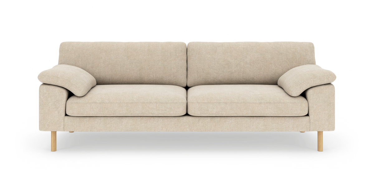 Beige tresæders sofa med afrundede armlæn og lyse træben frilagt på hvid baggrund.
