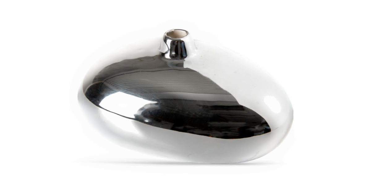 Blank, mørkegrå glasvase med lille rund åbning, frilagt på sort baggrund.