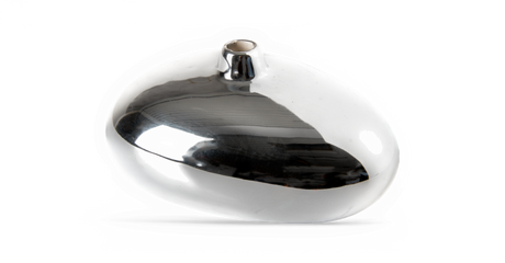 Blank, mørkegrå glasvase med lille rund åbning, frilagt på sort baggrund.
