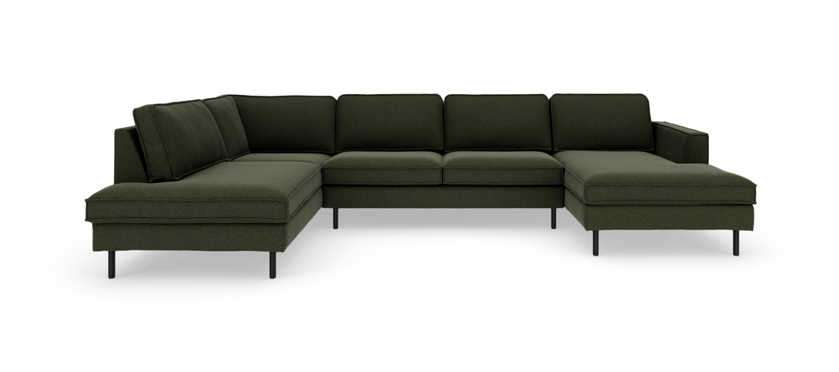 Mørkegrøn U-formet modulsofa med chaiselonger i begge ender og slanke sorte ben, frilagt på hvid baggrund.